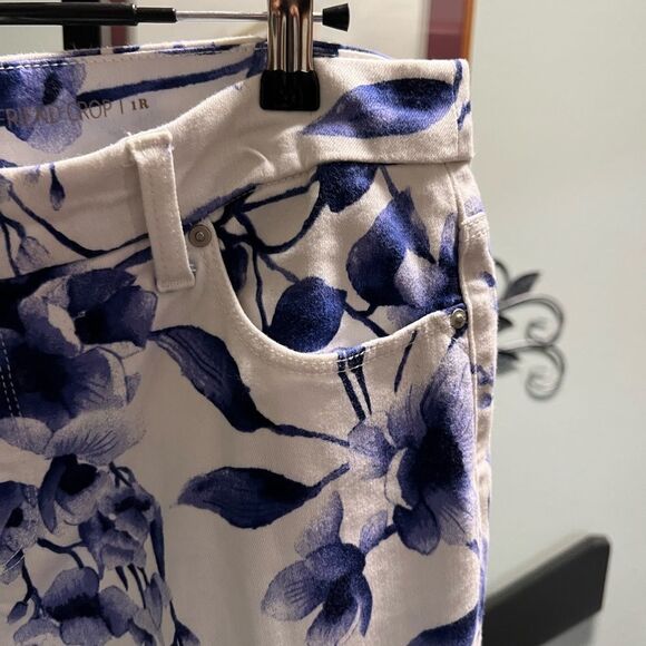 Chico's So Slimming Girlfriend Crop Blue and White Leaf Print Pants #DP339 - Picture 3 of 6